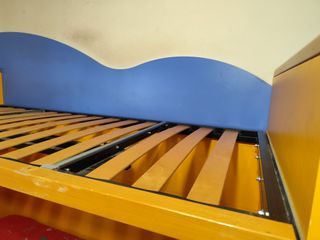 Letto a castello giallo e blu in legno