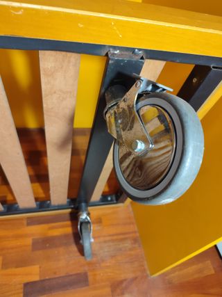 Letto a castello giallo e blu in legno