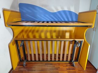 Letto a castello giallo e blu in legno