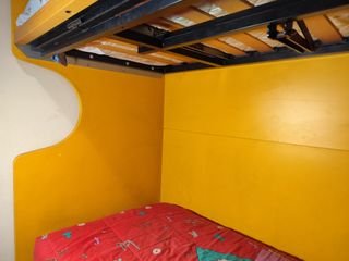 Letto a castello giallo e blu in legno