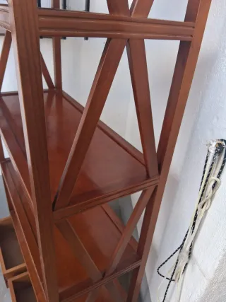 Estantería de madera con cajones