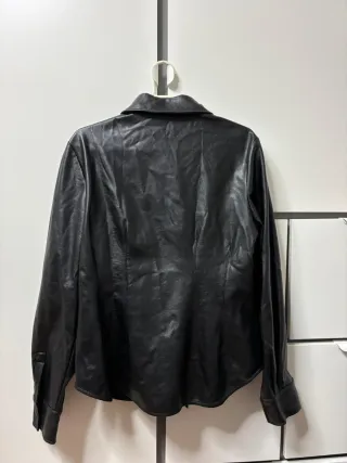 Chaqueta cuero entallada entretiempo