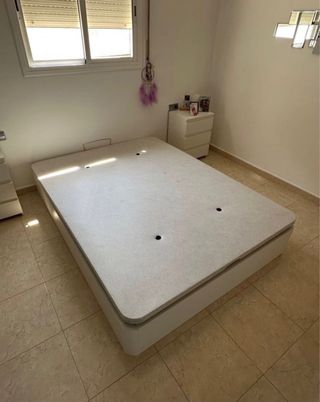 Letto in legno e tessuto beige