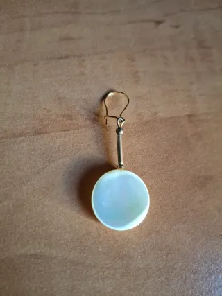 Pendientes largos dorados con nácar