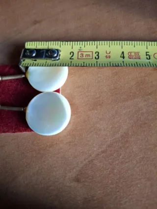 Pendientes largos dorados con nácar