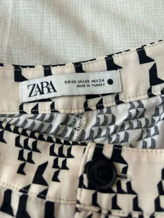 Pantalón fino estampado Zara