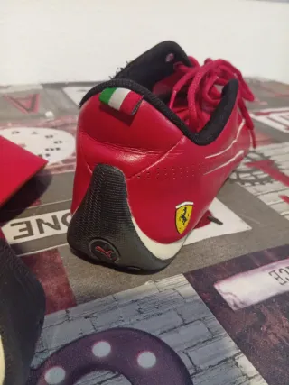 Sneakers Puma Ferrari Rosse con berretto abbinato