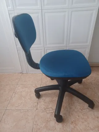 Silla de escritorio azul y negra con ruedas