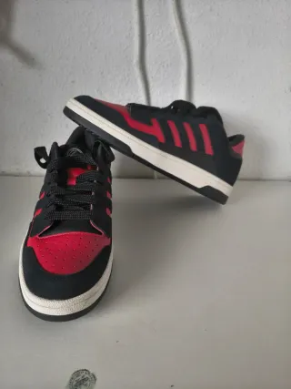Zapatillas Adidas Negras y Rojas