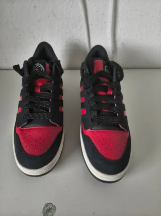 Zapatillas Adidas Negras y Rojas