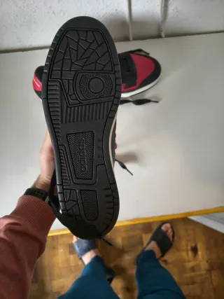 Zapatillas Adidas Negras y Rojas