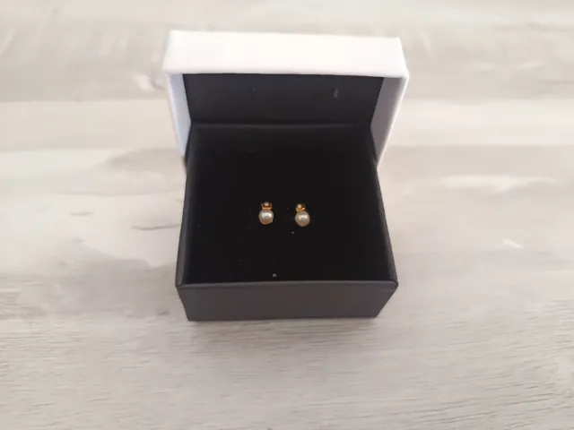 Pendientes flor perla y circonita oro dormilonas.