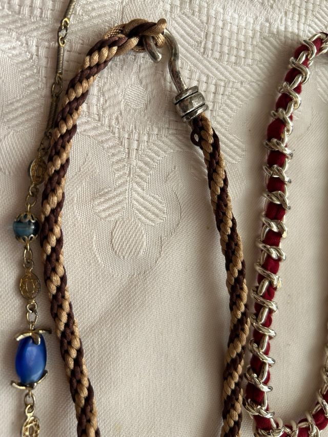 Lote de collares y una de cinco collares y una pul