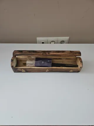 Caja porta incienso de madera con detalles dorados