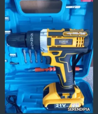 TALADRO ATORNILLADOR INALÁMBRICO EN SU MALETÍN.