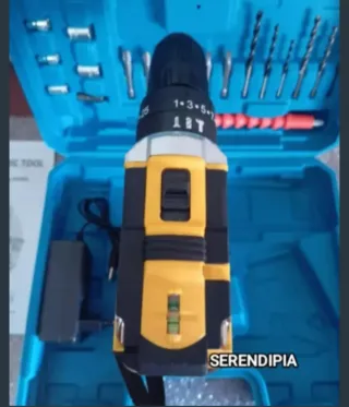 TALADRO ATORNILLADOR INALÁMBRICO EN SU MALETÍN.