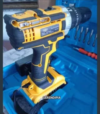 TALADRO ATORNILLADOR INALÁMBRICO EN SU MALETÍN.