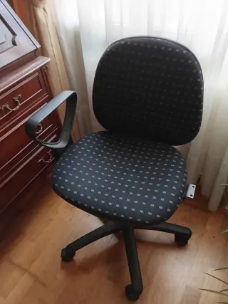 Silla de oficina con ruedas
