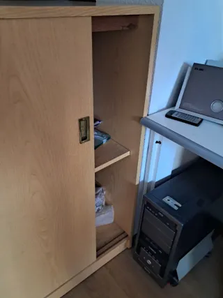 Armario bajo de madera.