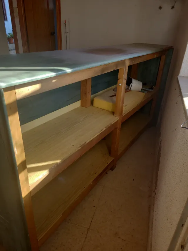 Mostrador de madera y metal.