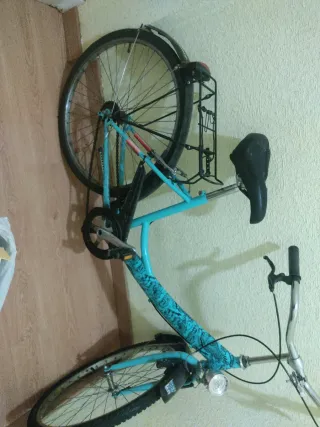 Bicicleta azul en buen estado