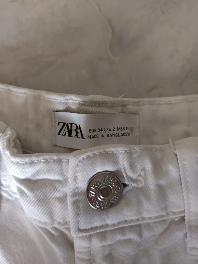 Camicia floreale e pantalone bianco