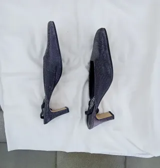 Zapatos fiesta de tacón con el talón abierto.