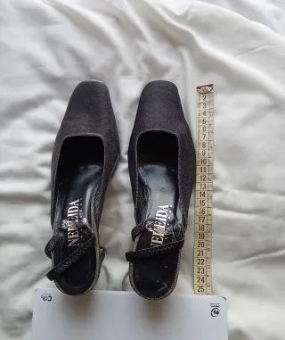 Zapatos fiesta de tacón con el talón abierto.