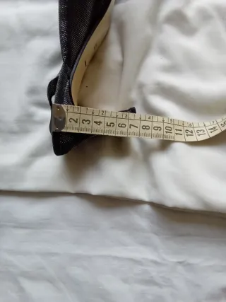 Zapatos fiesta de tacón con el talón abierto.