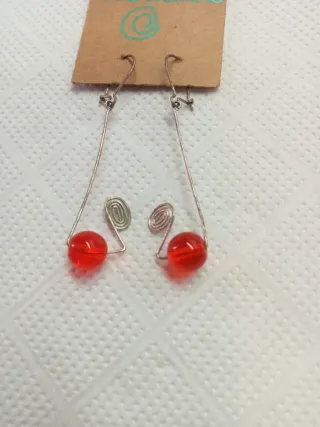 Pendientes largos con cuentas rojas