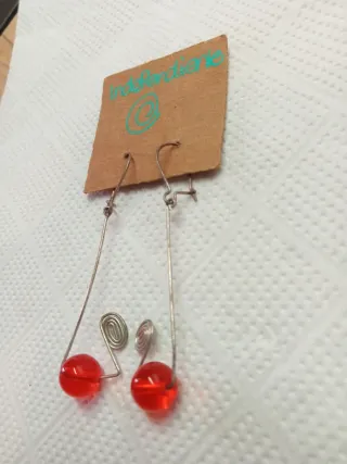 Pendientes largos con cuentas rojas
