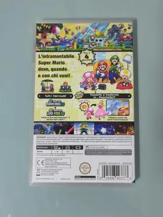2 giochi:Super Mario Bros U Deluxe + Mario Striker