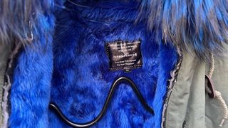 Parka verde con forro y capucha azul