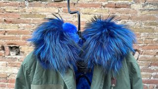 Parka verde con forro y capucha azul