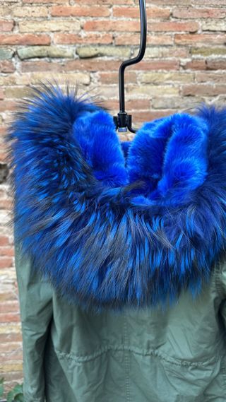 Parka verde con forro y capucha azul