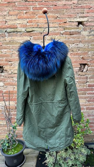 Parka verde con forro y capucha azul