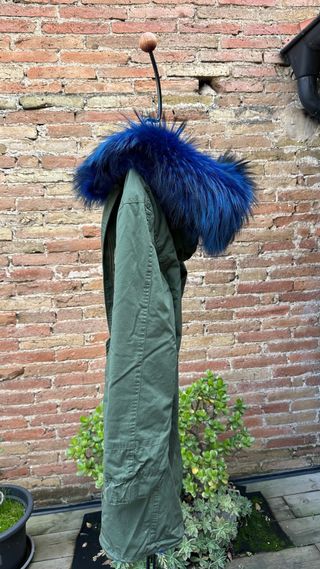 Parka verde con forro y capucha azul