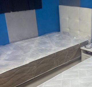 Colchones y bases de cama metálicas