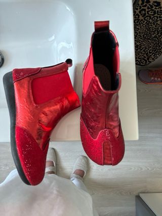Botín rojos piel de diseño nuevos a estrenar. N/36