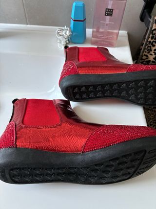 Botín rojos piel de diseño nuevos a estrenar. N/36