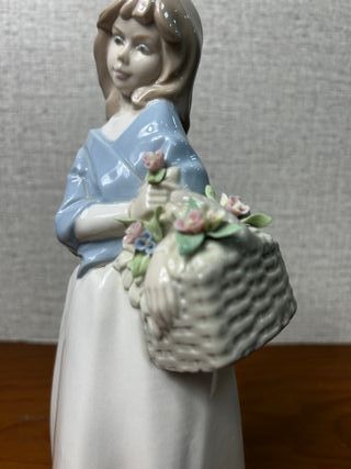 Figura de porcelana NADAL – Niña con cesta de flor