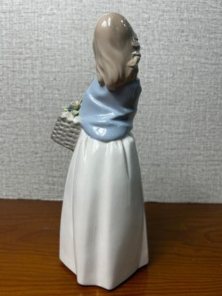 Figura de porcelana NADAL – Niña con cesta de flor