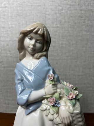 Figura de porcelana NADAL – Niña con cesta de flor