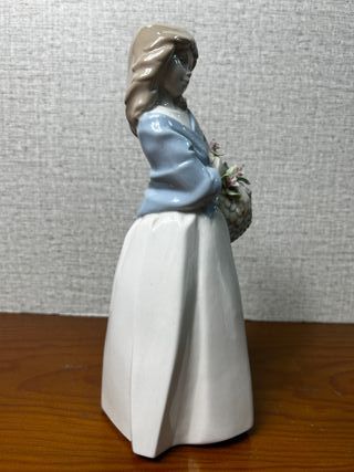 Figura de porcelana NADAL – Niña con cesta de flor