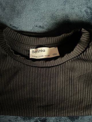 Top corto negro acanalado