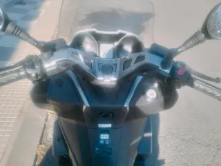 Kawasaki J125 Maxi Scooter con mochila