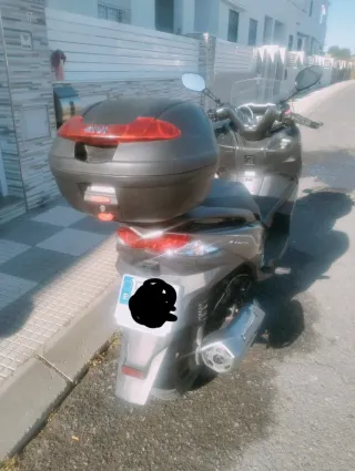 Kawasaki J125 Maxi Scooter con mochila