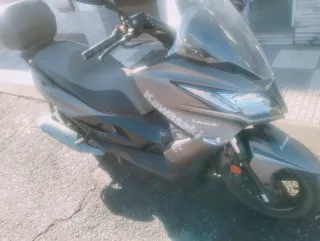 Kawasaki J125 Maxi Scooter con mochila
