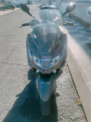 Kawasaki J125 Maxi Scooter con mochila