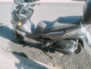 Kawasaki J125 Maxi Scooter con mochila